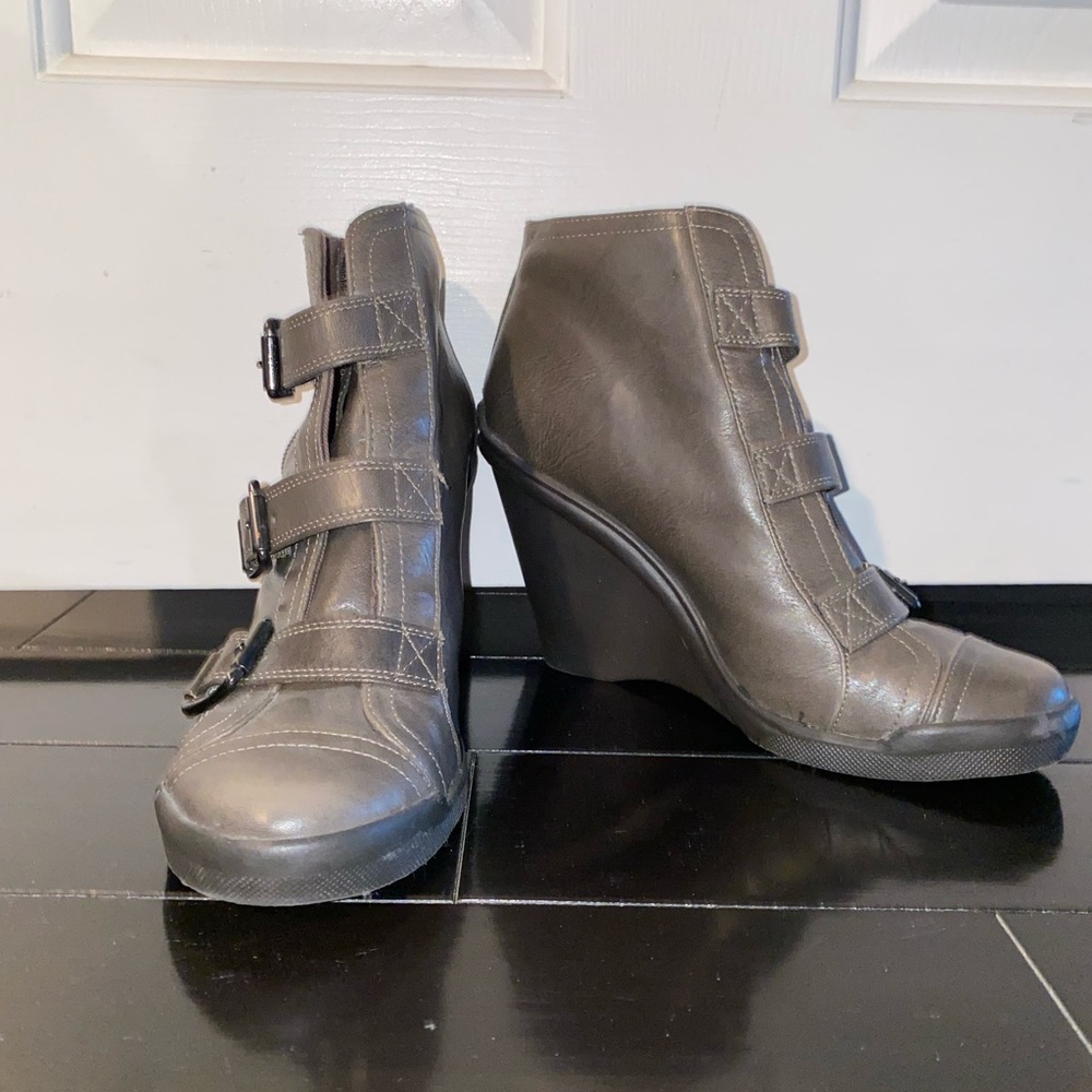 In great shape. Gently worn and very nice quality.